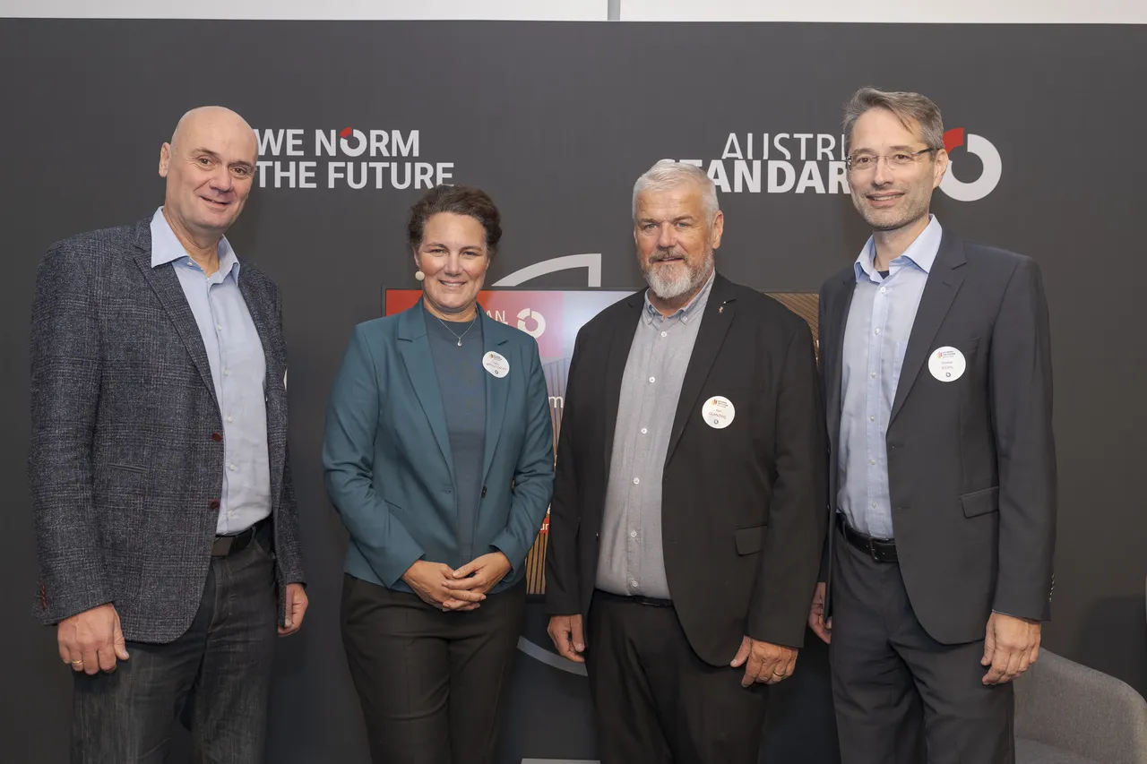 vlnr Otto Handle | Convenor CEN/CENELEC/JTC 24 WG4 Digital product passport - interoperability, Geschäftsführer inndata Datentechnik GmbH mit Sigrid Brell-Cokcan | Director of Individualized Production, RWTH Aachen University – President of the Association for Robots in Architecture, Thomas Mühl | Director Standards – Austrian Standards und Karl Glanznig | Geschäftsführer, Glanznig Bau – Vorsitzender des Baunormen-Ausschusses bei Austrian Standards International / Austrian Standards