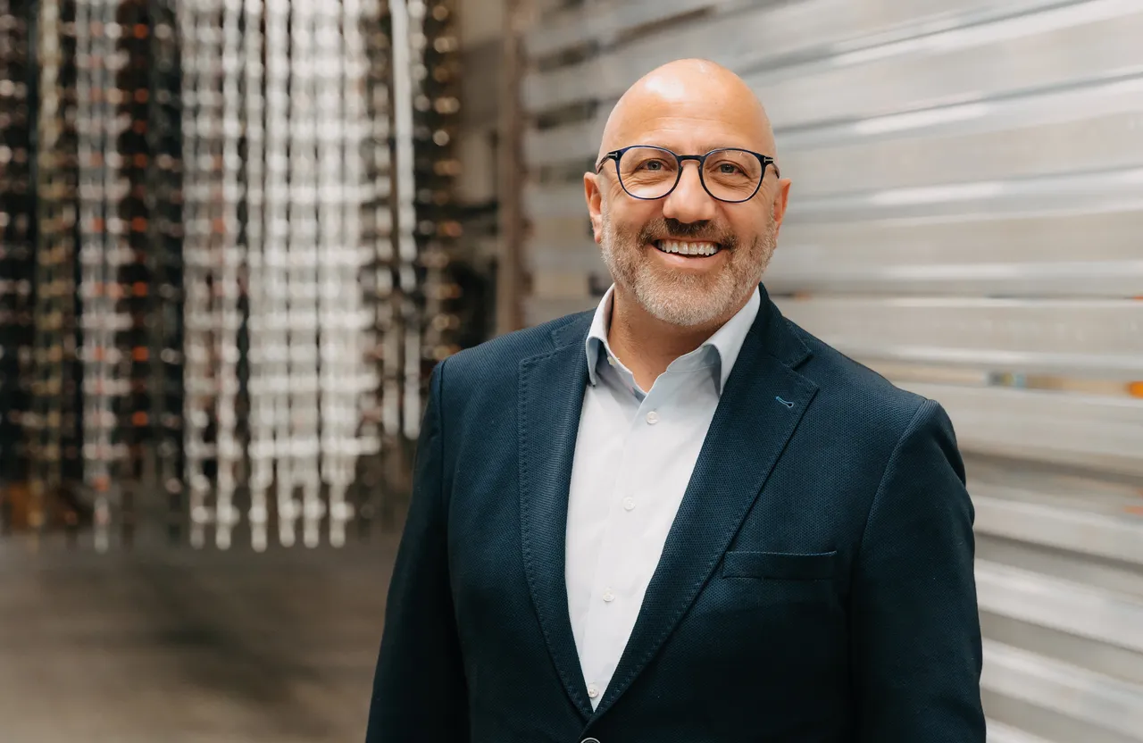 Trotz steigendem Preisdruck vor allem im zweiten Halbjahr 2024 steht das Unternehmen als
Premiumanbieter zu seinem Qualitätsbekenntnis, so Andreas Kraler, geschäftsführender Gesellschafter der HELLA
Gruppe.