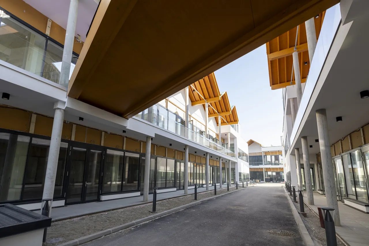 Bauzentrum der Blauen Lagune vor Fertigstellung - Erich Benischek scheidet aus