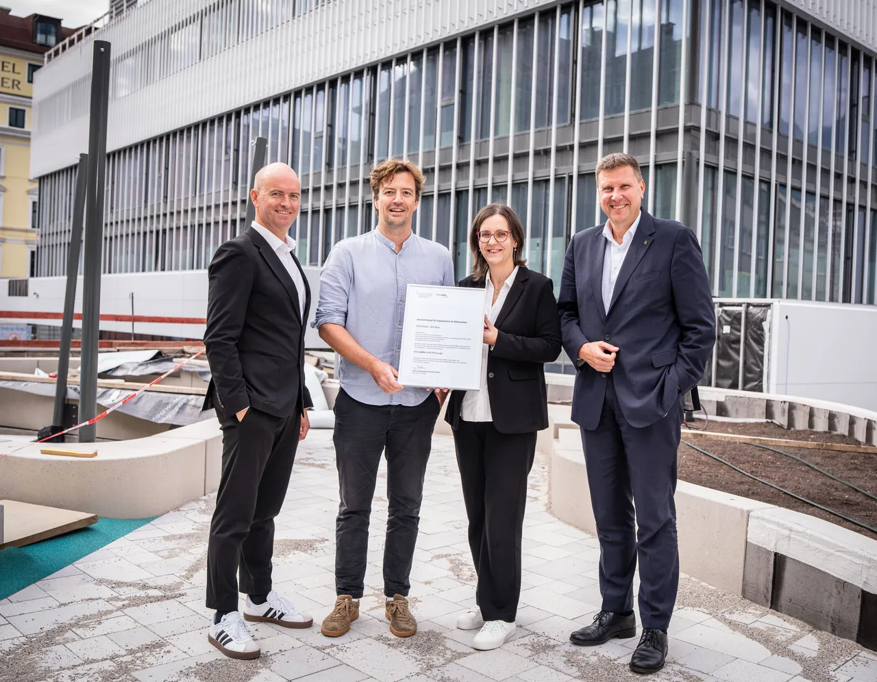 RLB Tirol-Vorstand Christof Splechtna, Nachhaltigkeitsmanager Martin Stolz sowie RAIQA Projektleiterin Sabine S. Haselwanter und RLB Tirol Vorstandsvorsitzender Thomas Wass (v.l.)