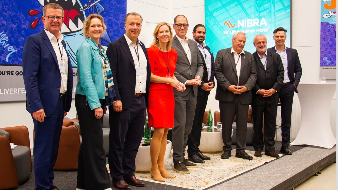 V.l.n.r.: Wolfgang Renner, (Moderation); Ursula Oberhollenzer (Generalsekretärin CSR Dialogforum); Nikolaus Brada (Eigentümer und Geschäftsführer NIBRA); Claudia Brey (Geschäftsführerin ÖBB-Immobilienmanagement GmbH); Sascha Risavy (Österreichisches Siedlungswerk); Foad Ghaemi (Alpen Privatbank Aktiengesellschaft); Michael Gehbauer (Österreichischer Verband gemeinnütziger Bauvereinigungen); Peter Engert (ÖGNI); Emil Diaconu (Social City).