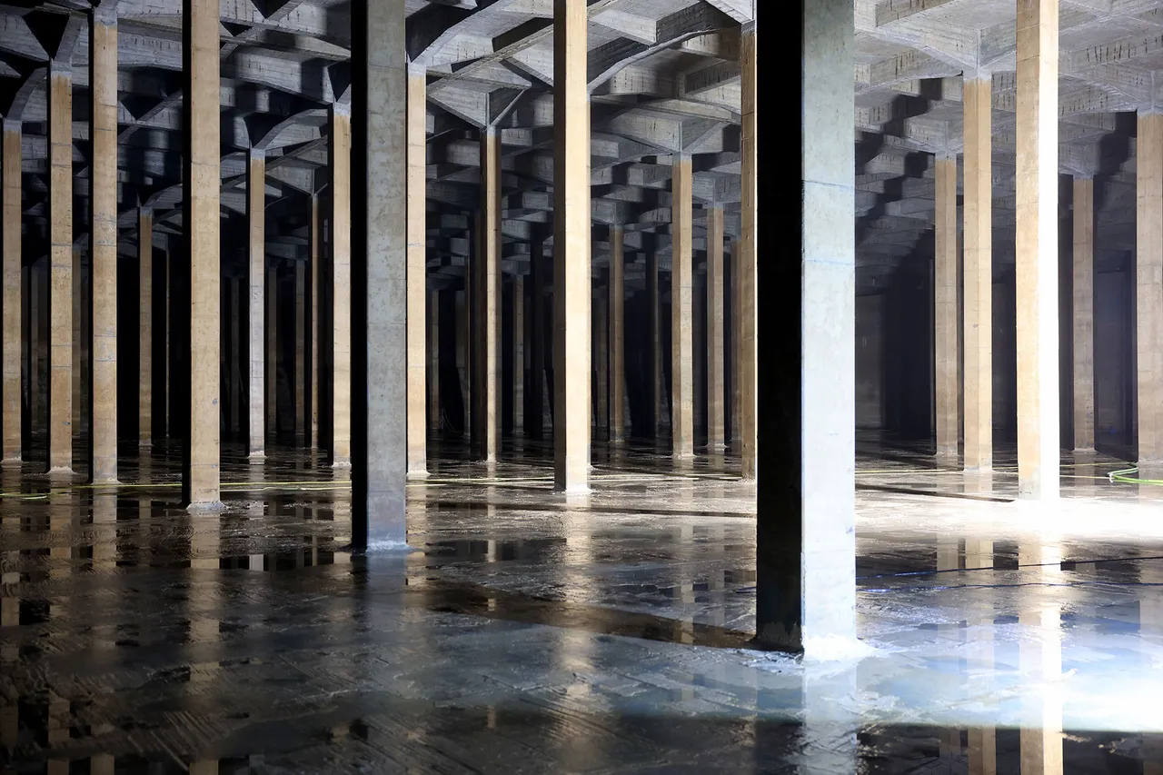 Jürgen Czernohorszky und Paul Hellmeier, Leiter von Wiener Wasser, besichtigen die Reinigung des Wasserbehälters in Neusiedl am Steinfeld.