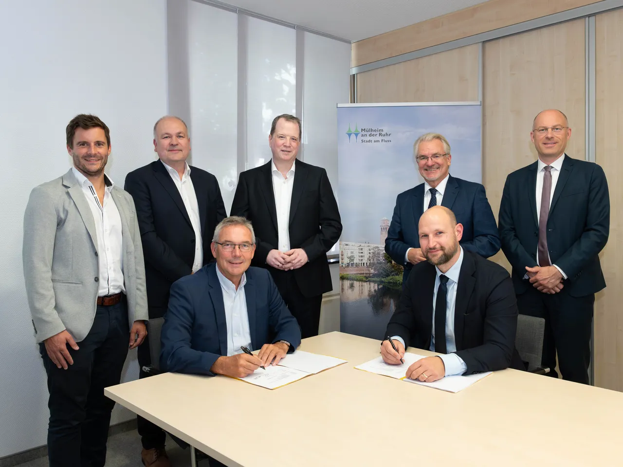 Hinten: Tobias Altenbeck (Geschäftsführer, Brockhoff GmbH), Lars Satthoff (Regional Construction Director Nord, CTP Deutschland), Dr. Marc Stienemann (E.ON Coporate Real Estate Management), Marc Buchholz (Oberbürgermeister, Stadt Mülheim an der Ruhr), Felix Blasch (Dezernent für Umwelt, Klima, Bauen, Stadtplanung und Wirtschaftsförderung, Stadt Mülheim an der Ruhr); vorne: Bernd Böddeling (E.ON / Westenergie AG), Timo Hielscher (Managing Director M&A, CTP Deutschland