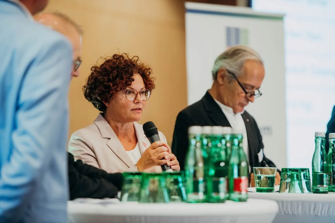 Energie-Staatssekretärin Elisabeth Zehetner eröffnete am 4.11.2025 die Fachtagung für Photovoltaik und Stromspeicherung