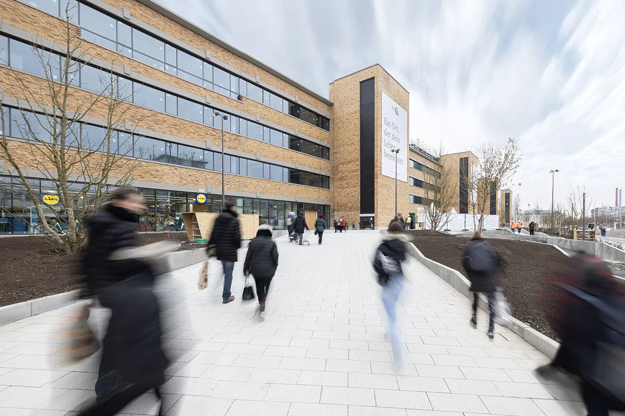 Vom Versandzentrum zur Versorgungsmitte: Handel startet in The Q