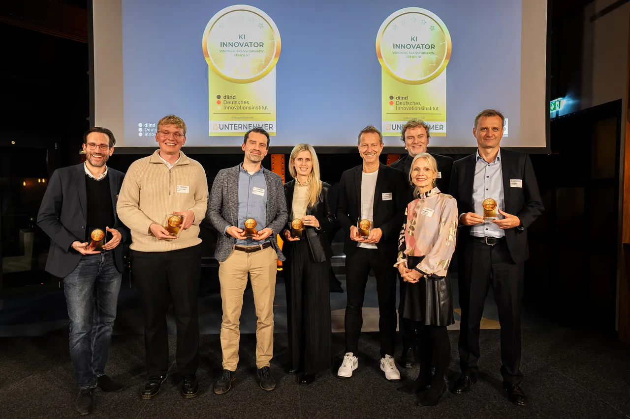 Jan Henrik Ziegeldorf (3. v.l.), CTO von aedifion, nahm die Auszeichnung auf der Preisverleihung in Hamburg entgegen