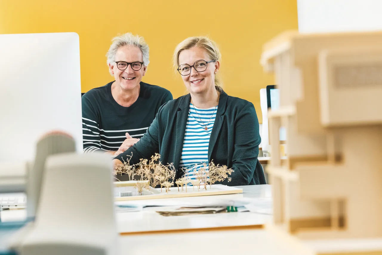Kindertagesstätte mit bronzefarbenem Mantel