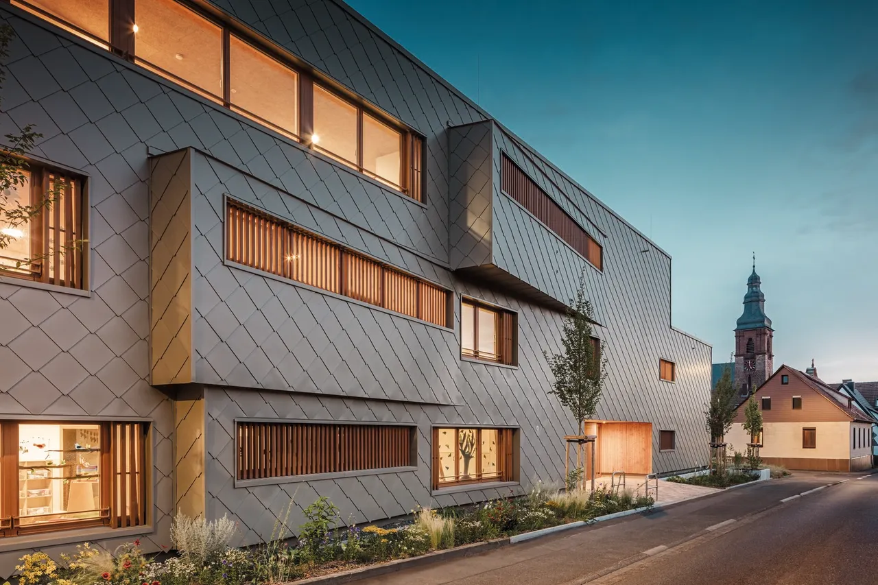 Kindertagesstätte mit bronzefarbenem Mantel