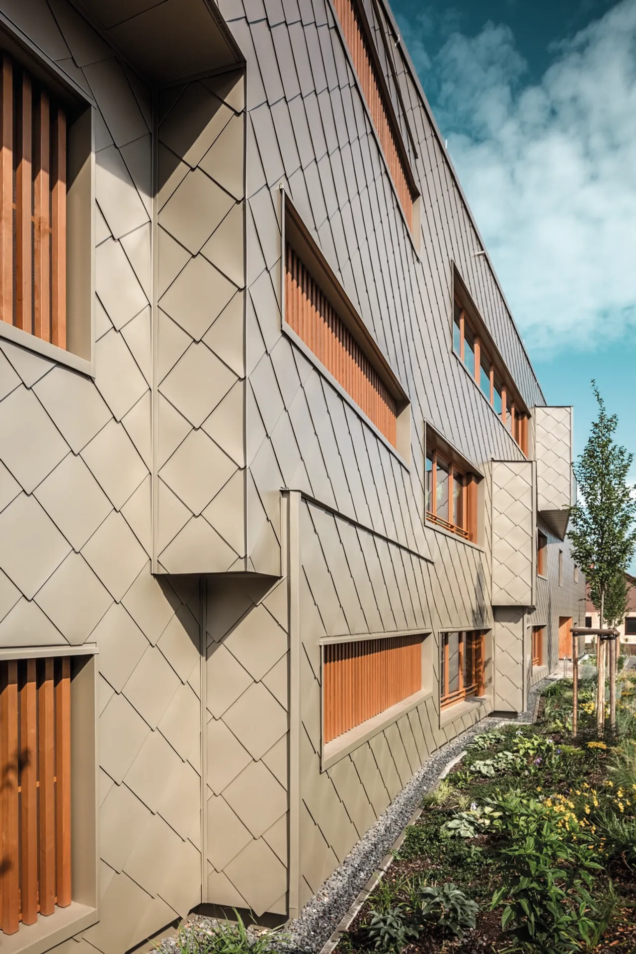 Kindertagesstätte mit bronzefarbenem Mantel