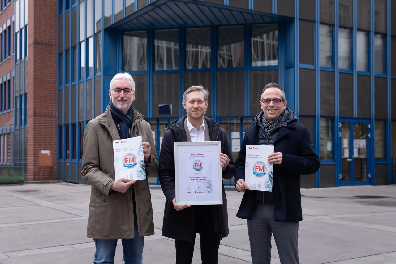Gebäudezertifizierung FMA, Polizeidirektion

v.l.n.r: 
Peter Kovacs, Vorstand  „FM-Qualitätssiegel“, FMA I IFMA Austria
Lukas Palmetzhofer, Clustermanager, Objekt & Facility Management Team Wien Büroimmobilien, Bundesimmobiliengesellschaft (BIG)
Manuel Radauer,Vorstand  „FM-Qualitätssiegel“, FMA I IFMA Austria