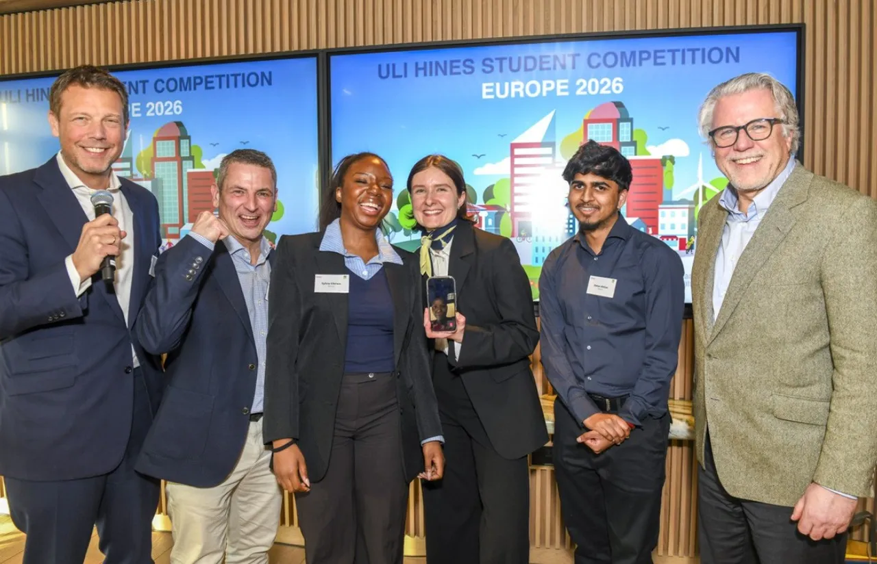 ULI Hines Student Competition Europe. V.l.n.r.: Lars Huber (Hines), Simon Durkin (ULI Europe), Sylvia Chirwa (Nexus), Sinja Reichenbecher (Nexus), Delan Ahilan (Nexus) und Brian Moran (Hines).