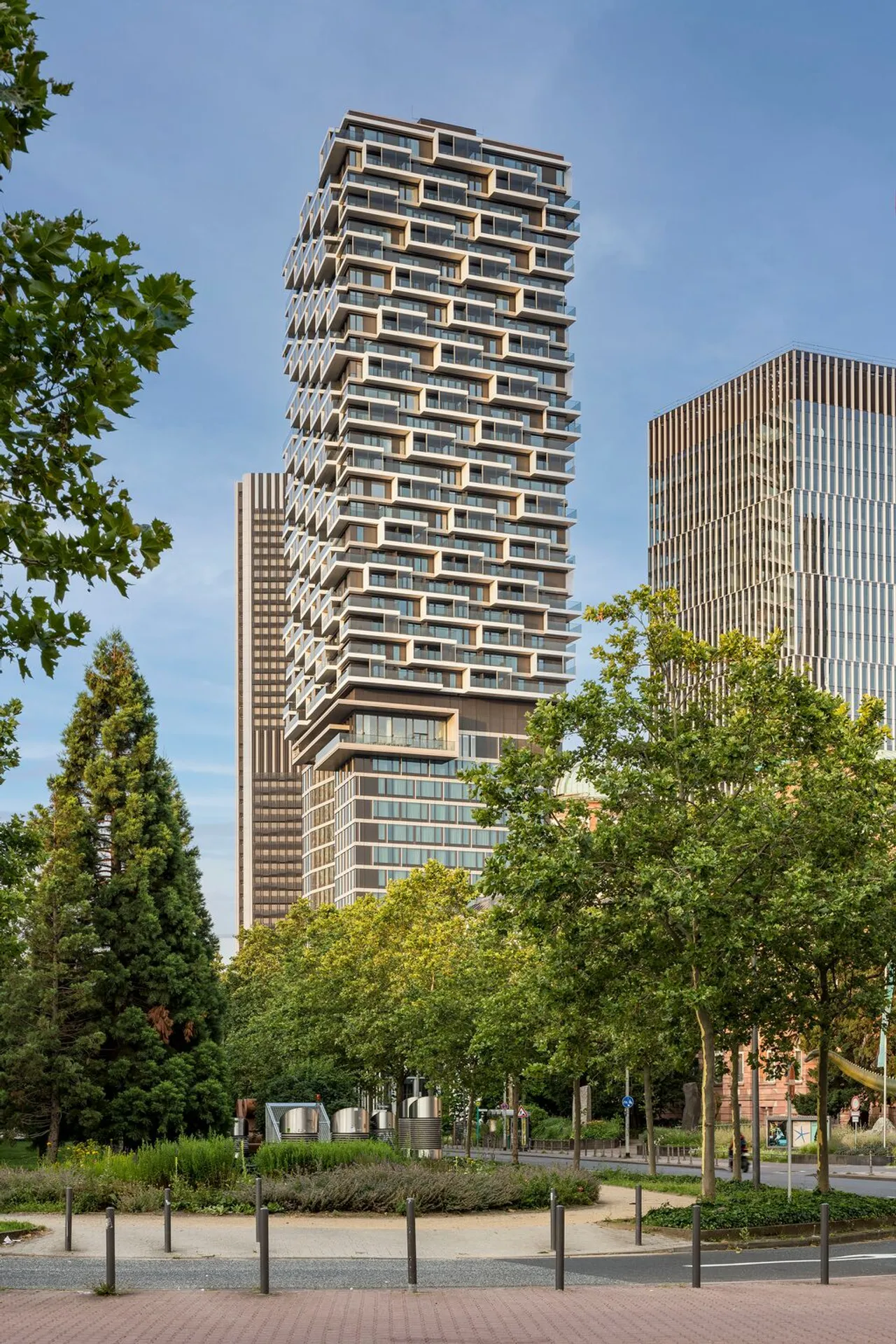 INDUSTRIA als Property Manager von 90 Mietwohnungen im Frankfurter Turm One Forty West mandatiert
