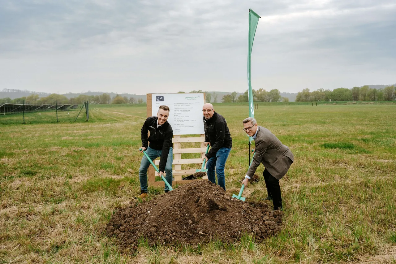 v.l.n.r. Adam Kalina, Senior Project Manager Projektentwicklung Slowakei, Peter Potocky, Geschäftsführer Projektentwicklung Slowakei, Jan Häupler, CFO oekostrom AG