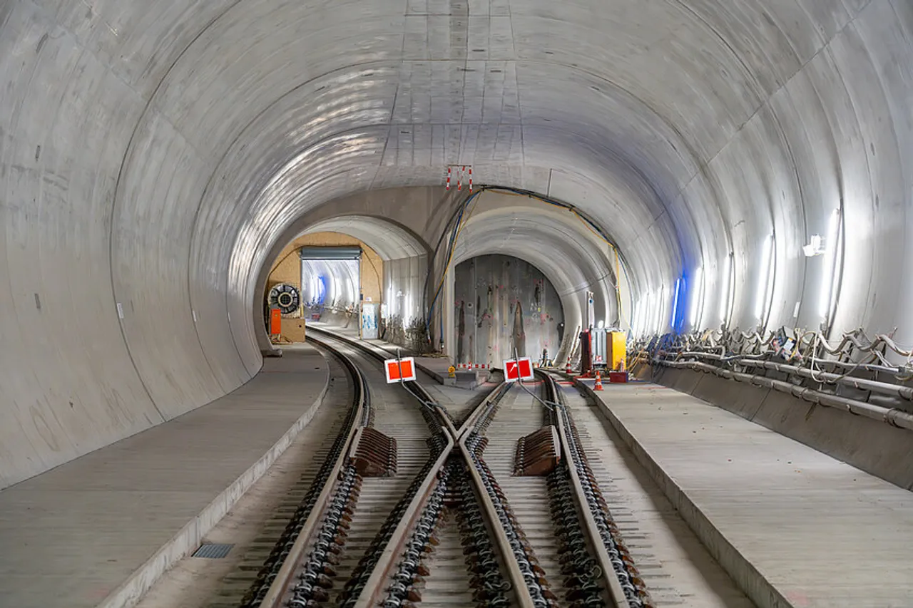 Für den Pfaffensteigtunnel ist der Anschlussstutzen im Flughafen-Fernbahnhof bereits gebaut (rechts), auch die Weichenverbindung und die ersten Meter Gleis liegen schon.