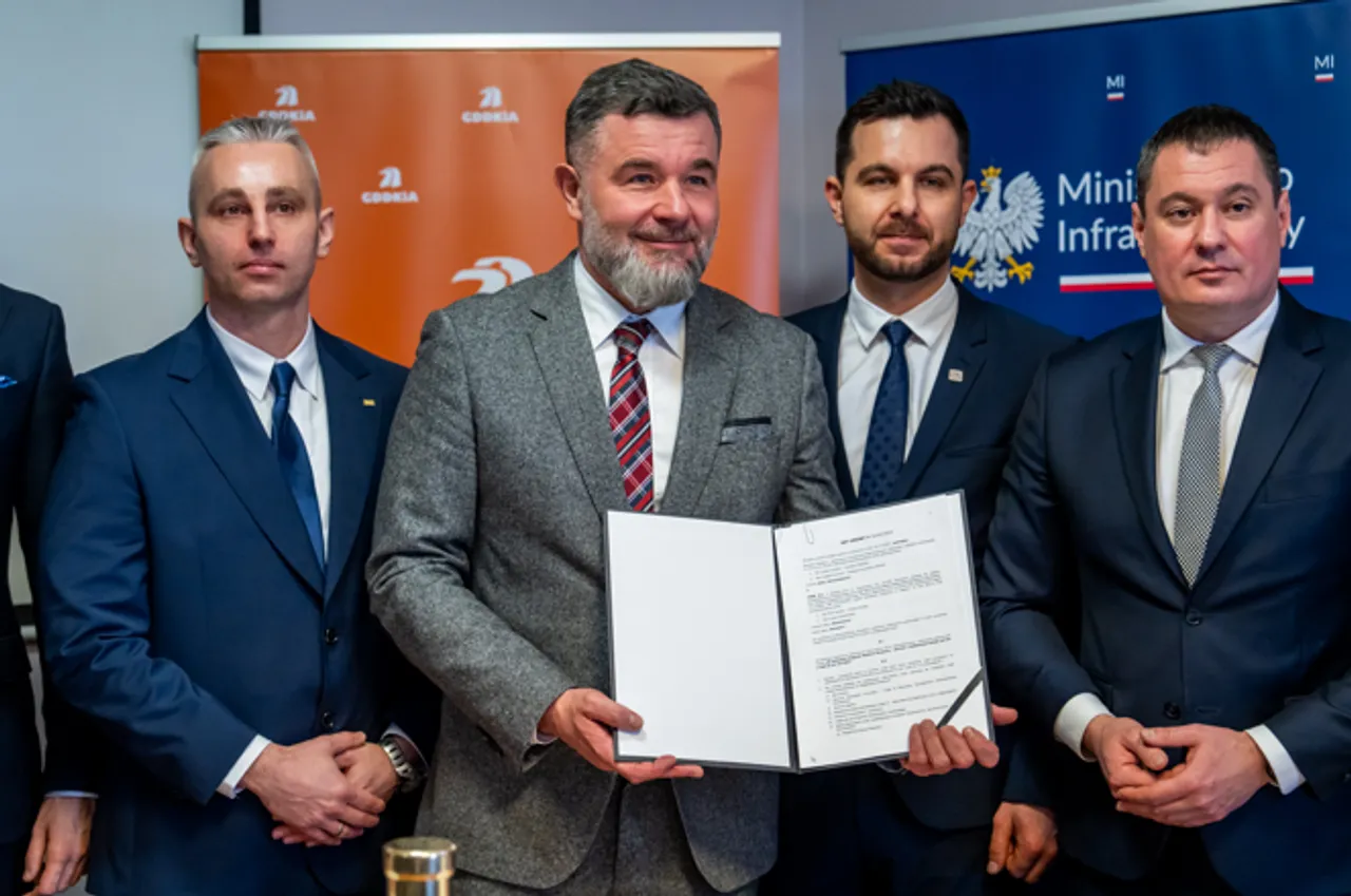 Vertragsunterzeichnung (v.li.): Łukasz Świerkowski (Projektmanager PORR S.A.), Piotr Kledzik (Geschäftsführer PORR S.A.), Paweł Woźniak (Generaldirektor GDDKiA), Łukasz Lendner (Regionaldirektor GDDKiA Stettin)