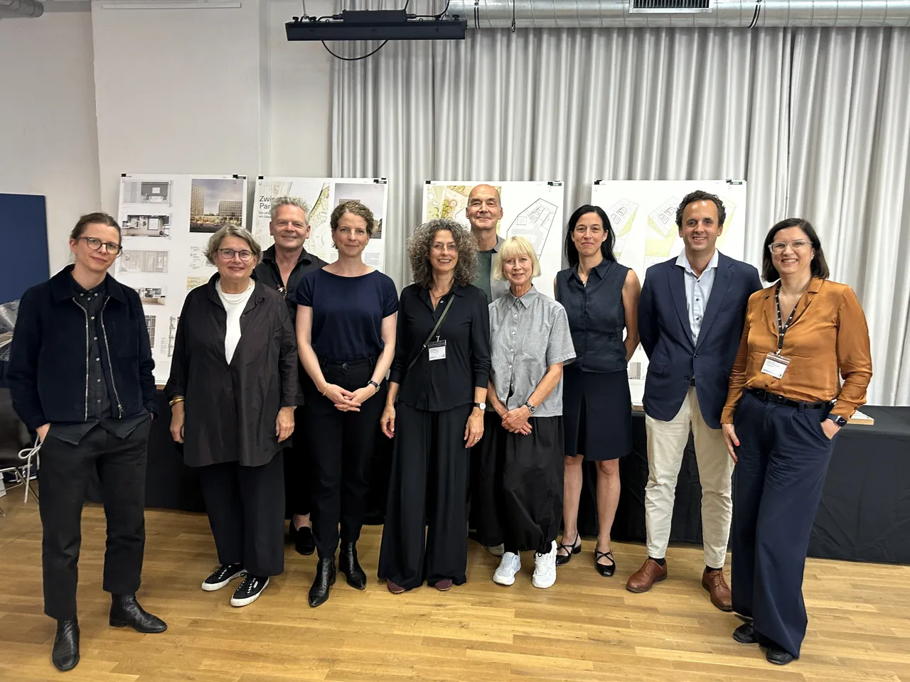 Das Preisgericht des Realisierungswettbewerbs Urbane Mitte Süd, v. l.:  Katharina Lindschulte, Landschaftsarchitektin;  Petra Kahlfeldt, Senatsbaudirektorin des Landes Berlin; Christoph Felger, Architekt; Elise Pischetsrieder, Architektin; Birgit Rapp, Architektin; Markus Allmann, Architekt und Vorsitzender des Preisgerichts; Jórunn Ragnarsdóttir, Architektin; Maren Brakebusch, Landschaftsarchitektin; Simon Kempf, Geschäftsführer Periskop Development; Tatjana Keil, Periskop Development.
