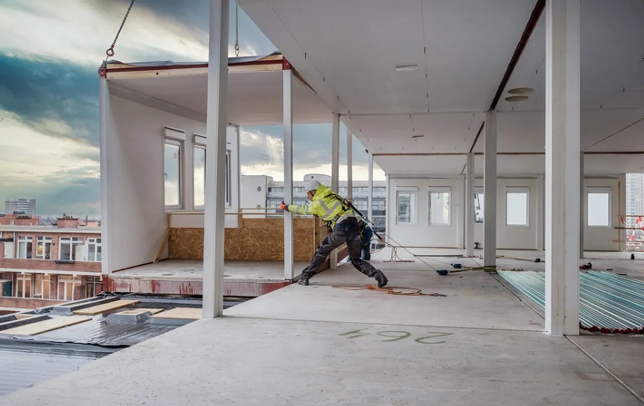 Adapteo schließt Finanzierung von zwei Milliarden Euro ab