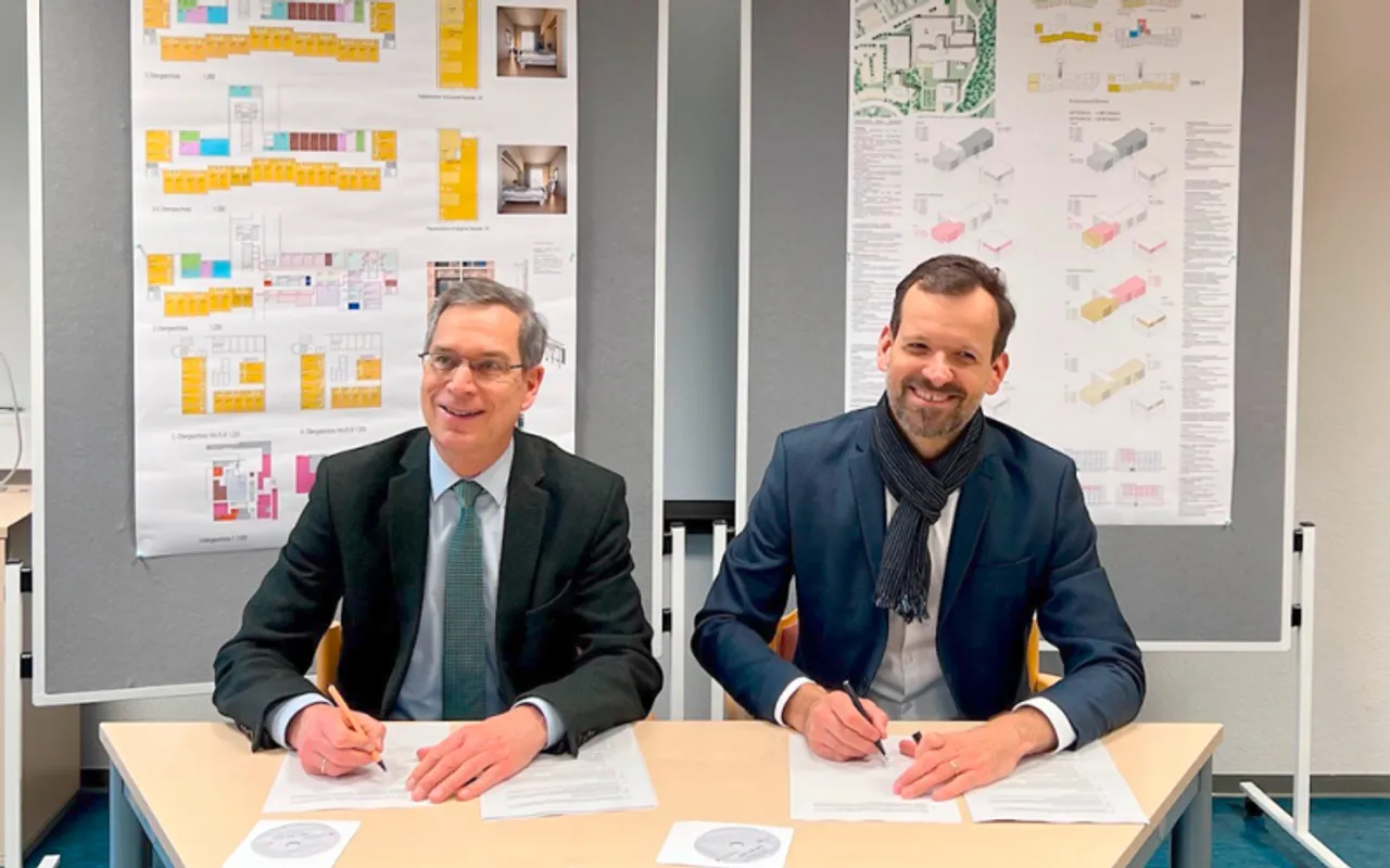 v. l.n.r: Landrat Hanno Hurth und Tobias Schwarz, Geschäftsführer von ATP Nürnberg, bei der Vertragsunterzeichnung.