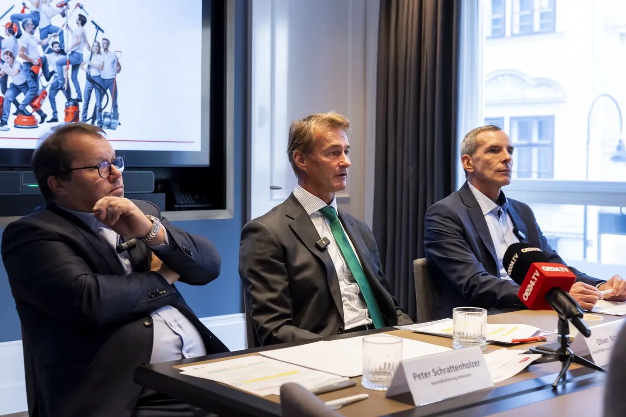 v.l.n.r: Peter Schrattenholzer (Geschäftsführung Attensam), Oliver Attensam (Geschäftsführung Attensam Unternehmensgruppe) und Michael Hackl (Geschäftsführung Attensam) beim Pressefrühstück 2025