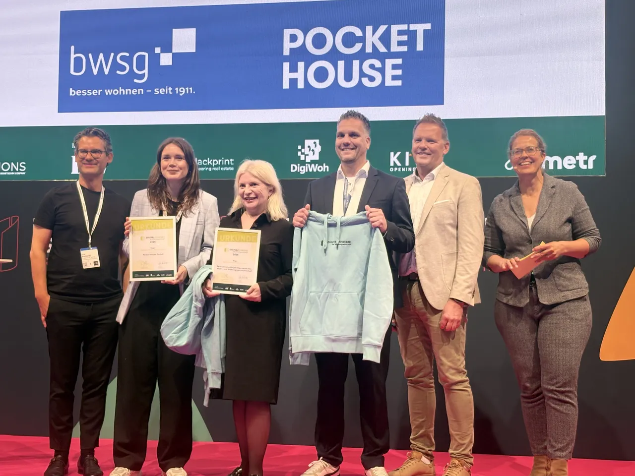 Preisverleihung mit Gewinnern, v.l.n.r.: Arne Rajchowski (DigiWoh), Esther Schwedler (Pocket House), Rita Michlits (BWSG), Ronald Stapke (Pocket House), Christian Westphal (Crem Solutions), Iris Jachertz (DW Die Wohnungswirtschaft)
