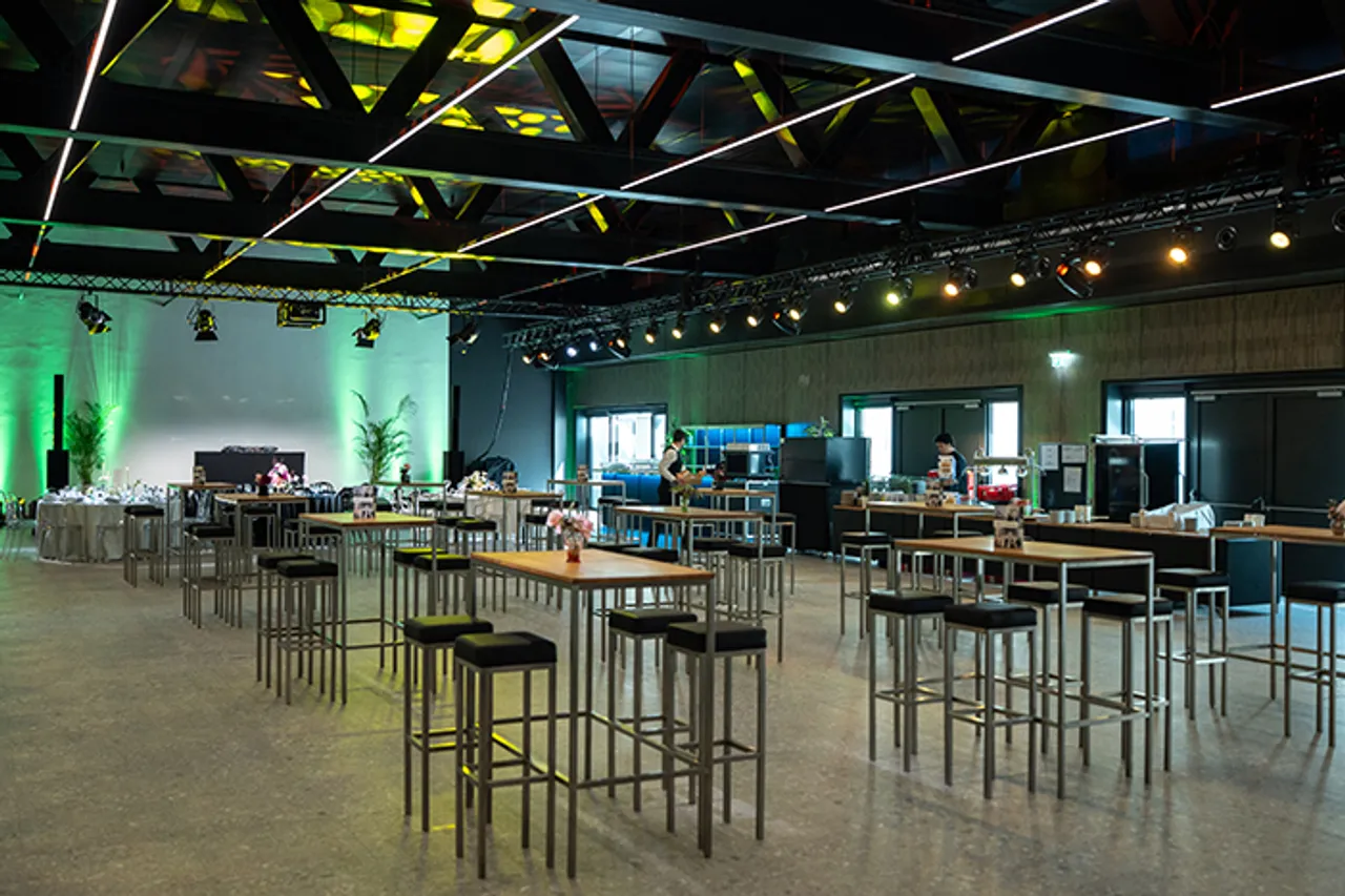 TwentyOne: Ball Room mit hochwertiger Fixinstallation der Technik