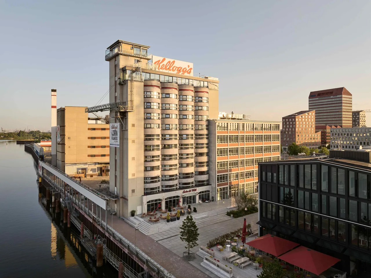 From grain silo to striking hotel building. For around four decades, the silo building in Bremen's Überseestadt served as a storage and production facility for the American Kellogg's corporation's.