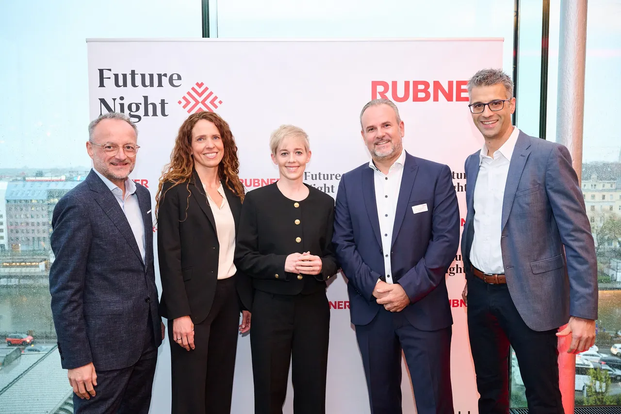 Keynote-Speaker mit Gastgeber und Moderatorin: Harry Gatterer (Zukunftsinstitut), Teresa Adler (Moderation), Steffi Burkhart (Generationenforscherin), Gerald Schönthaler (Rubner Holzbau), Dominik Philipp (Dietrich Untertrifaller Architekten)