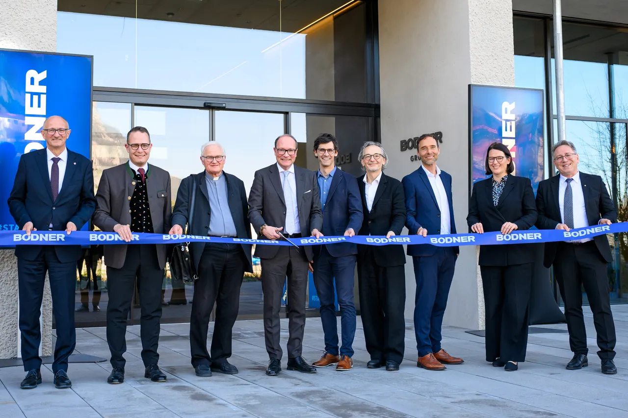 v.l.n.r.: Anton Mattle, Landeshauptmann Tirol, Thomas Müller, Evangelische Pfarrgemeinde Kufstein, Roland Rasser, Pfarrprovisor Stadtpfarre St. Vitus Kufstein, Thomas Bodner, geschäftsführender Gesellschafter Bodner Gruppe, Marcel Grabher, Architekt Grabher ZT, Martin Zechner, Architekt Zechner & Zechner ZT GmbH, Markus Rohrmoser, Geschäftsführer Bodner Gruppe, Barbara Thaler, Präsidentin WKO Tirol, Martin Krumschnabel, Bürgermeister Stadt Kufstein