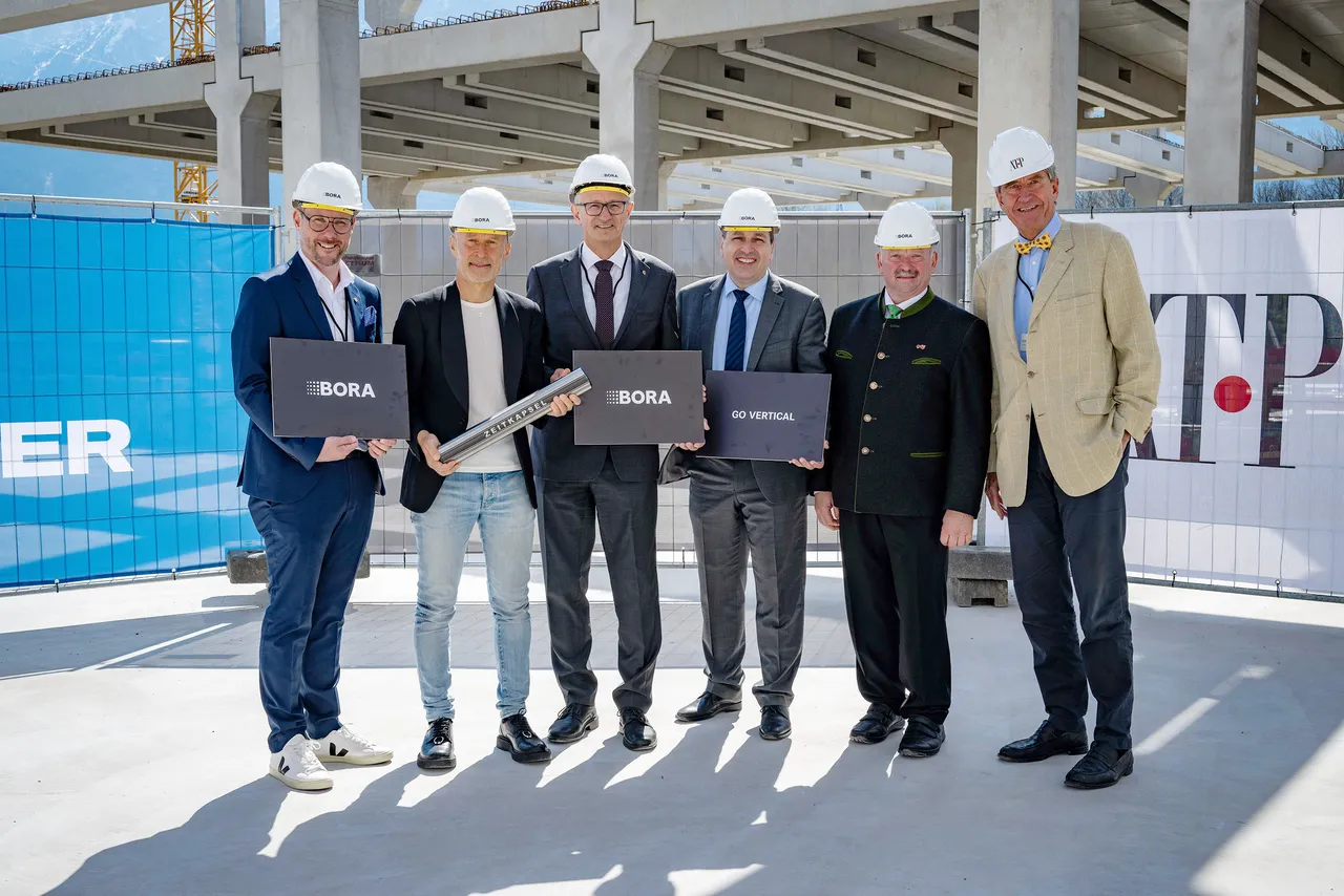 v. l.n.r: Landesrat Mario Gerber, Willi Bruckbauer (BORA Gründer & CEO), Landeshauptmann Anton Mattle, Marcus Hofer (Standortagentur Tirol), Christian Ritzer (Bürgermeister Niederndorf) und ATP-CEO Christoph M. Achammer