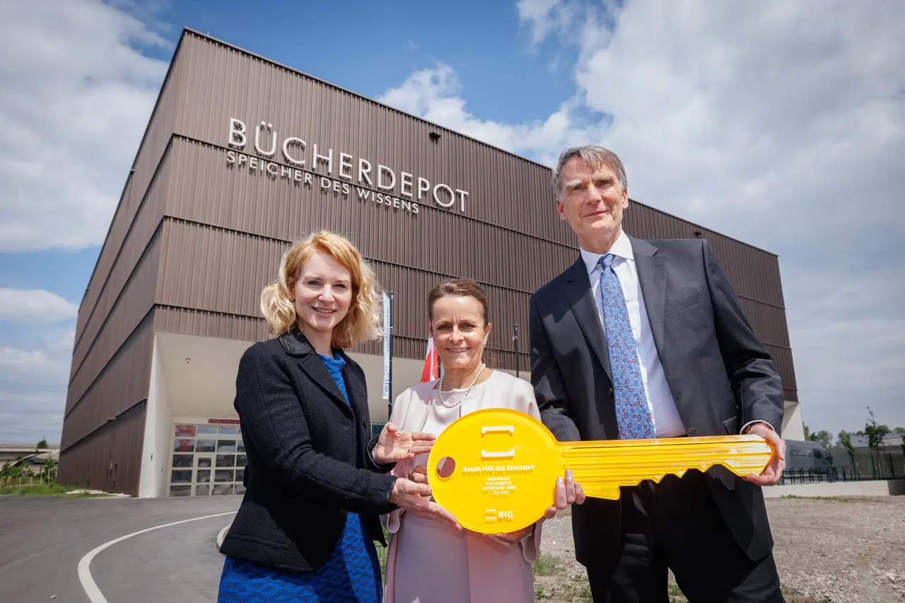 Feierliche Schlüsselübergabe (v.l.n.r.): Eva-Maria Holzleitner, Bundesministerin für Frauen, Wissenschaft und Forschung, Christine Dornaus, Geschäftsführerin der Bundesimmobiliengesellschaft, Sebastian Schütze, Rektor der Universität Wien