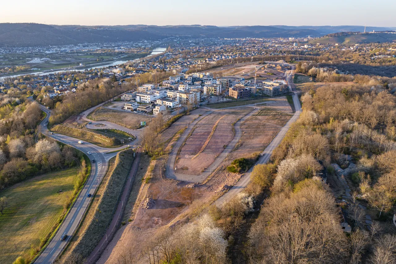 Nachhaltiges Wohnen mit Geschichte: Auf dem Gelände der ehemaligen Kaserne Castelnau entsteht ein modernes, naturnahes Quartier mit urbaner Infrastruktur.