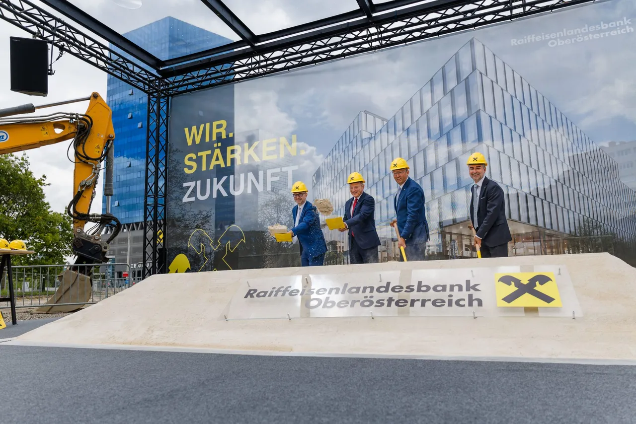 v.l.n.r: Bürgermeister der Stadt Linz Dietmar Prammer, OÖ Landeshauptmann Thomas Stelzer, RLB OÖ-Generaldirektor Reinhard Schwendtbauer, Beteiligungs- und Immobilienvorstand der RLB OÖ Gerald Aichhorn