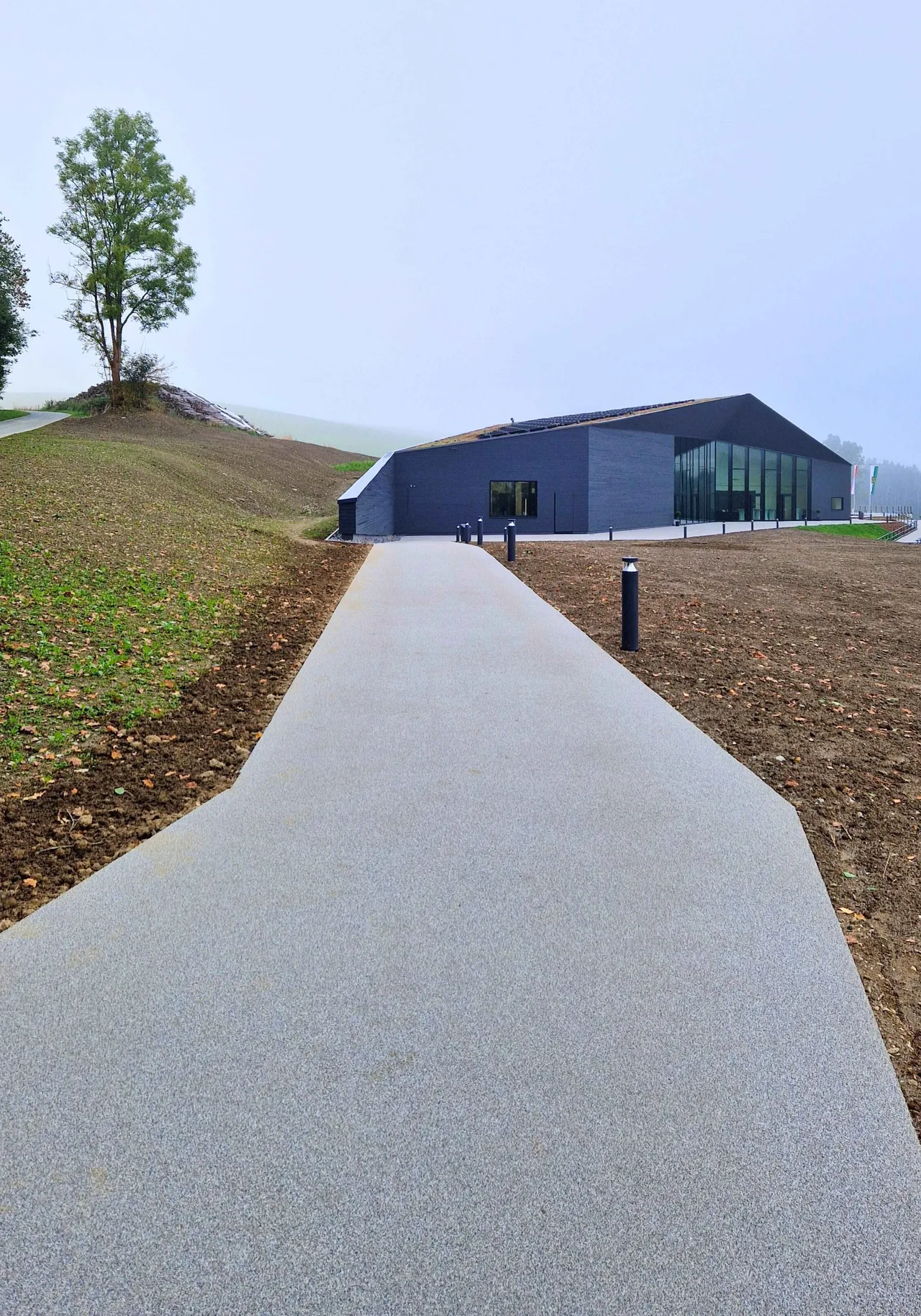 Der Erweiterungsbau ist eröffnet: Modernes Museum macht innerdeutsche Teilung mit innovativer Ausstellung und Blick auf historische Grenzreste erlebbar.