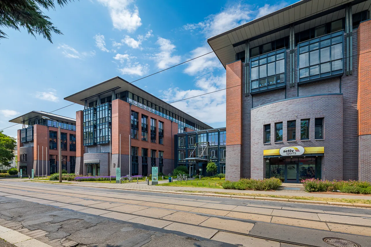 Das Bestandsportfolio der Deutsche Bürohaus umfasst derzeit mehr als 30 Gewerbeobjekte, darunter ein Bürokomplex in der Blasewitzer Straße/Fiedlerstraße in 01307 Dresden.