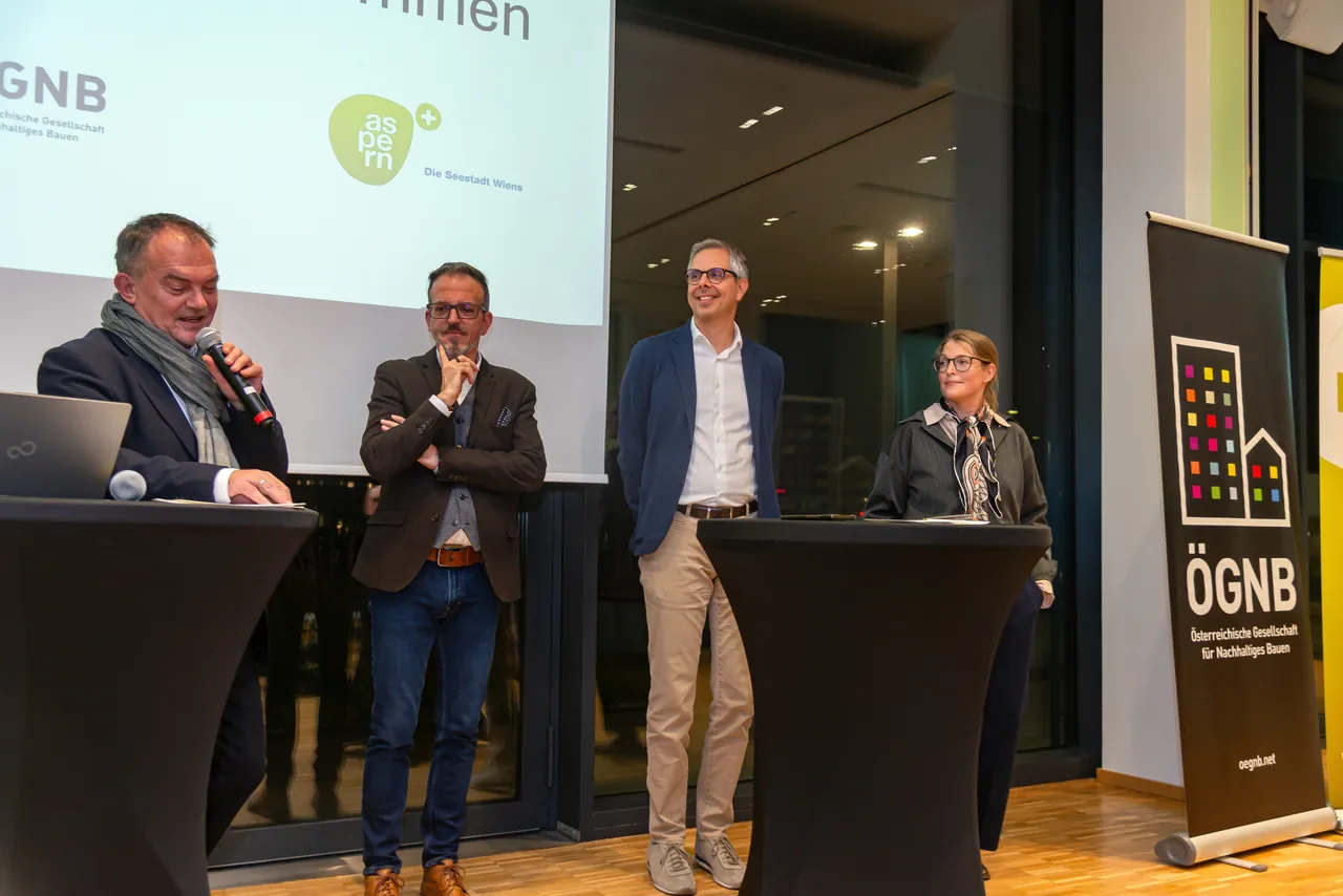 Am Podium diskutierten (v.l.n.r.) Moderator Robert Lechner (pulswerk GmbH), Michael Haugeneder (ATP sustain GmbH), Peter Hinterkörner (Wien 3420) und Beate Lubitz-Prohaska (ÖGNB) darüber, warum es Neubau braucht und wie sich seine Umweltwirkungen möglichst gering halten lassen.