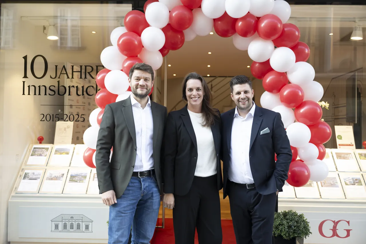 v.l.n.r.: Florian Hofer (Geschäftsführer E&V Tirol & Zell 
am See), Maria Rauscher (Geschäftsführerin E&V Tirol 
& Zell am See), Florian Höll (Büroleiter Engel & Völkers 
Innsbruck & Seefeld)