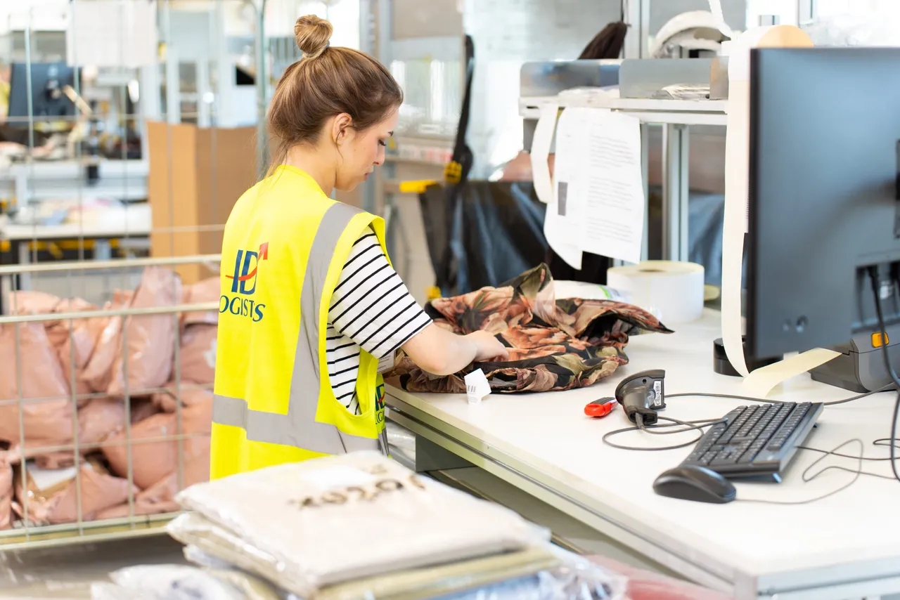 An speziellen Packstationen werden die Produkte aufgefaltet, geprüft und bei Bedarf gereinigt, bevor sie den Verkaufskanälen wieder zugeführt werden