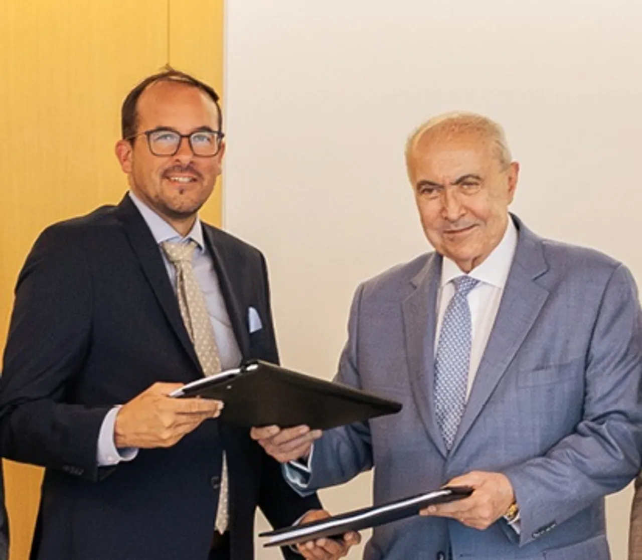 Steffen Szeidl, Vorstand und Partner von Drees & Sommer, und S. E. Fouad Makhzoumi, Executive Chairman bei Future Group Holdings