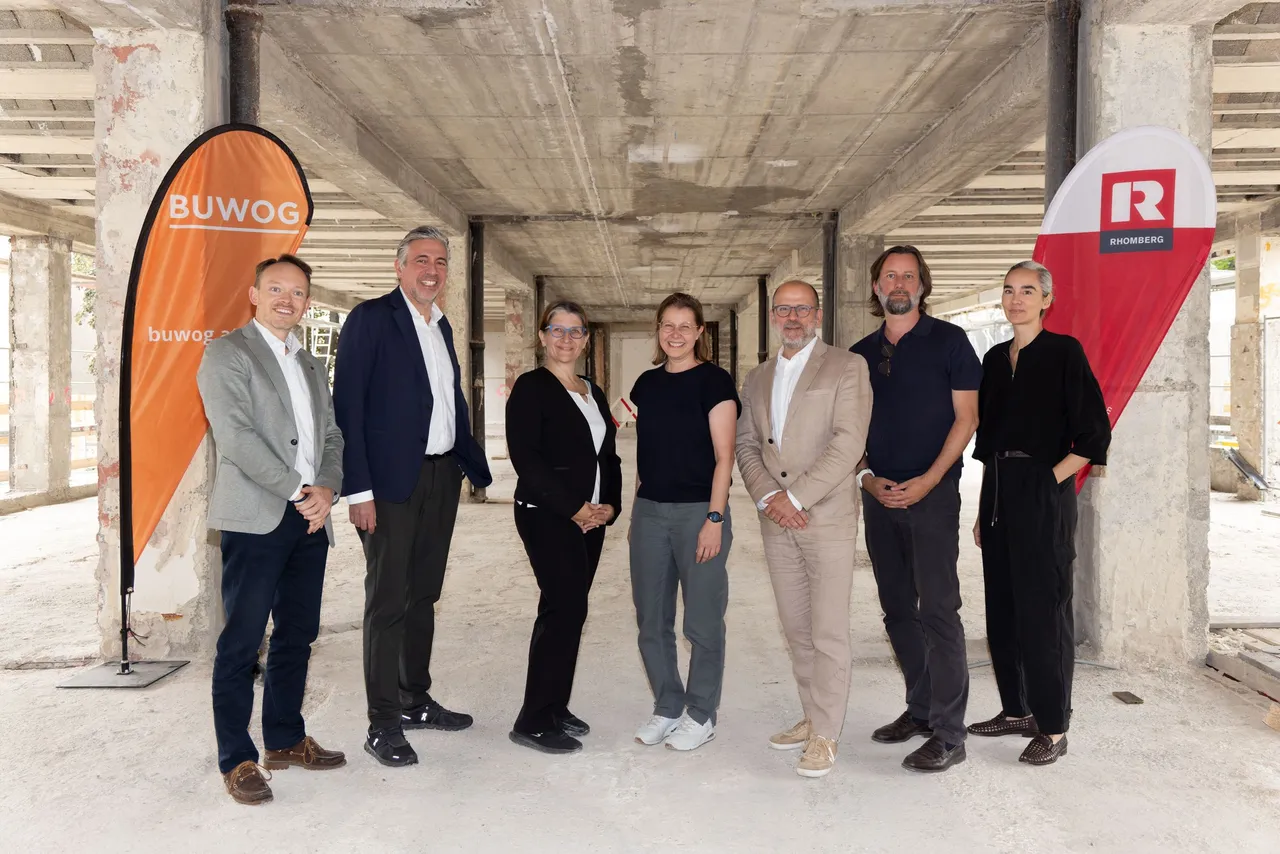 v.l.: Alexander Steppan (BUWOG), Andreas Holler (BUWOG), Ramona Posel (Rhomberg), Carola Meixner (BUWOG), Markus Gornik (Rhomberg), Eric-Emanuel Tschaikner und Kim Tien (KENH Architekten)
