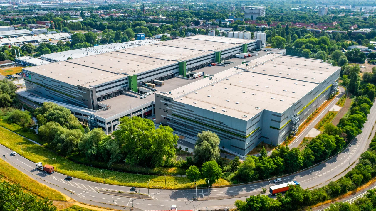 Die erste zweistöckige Logistik- und Gewerbeimmobilie in Deutschland: FOUR PARX „MACH²“ in Hamburg Wilhelmsburg