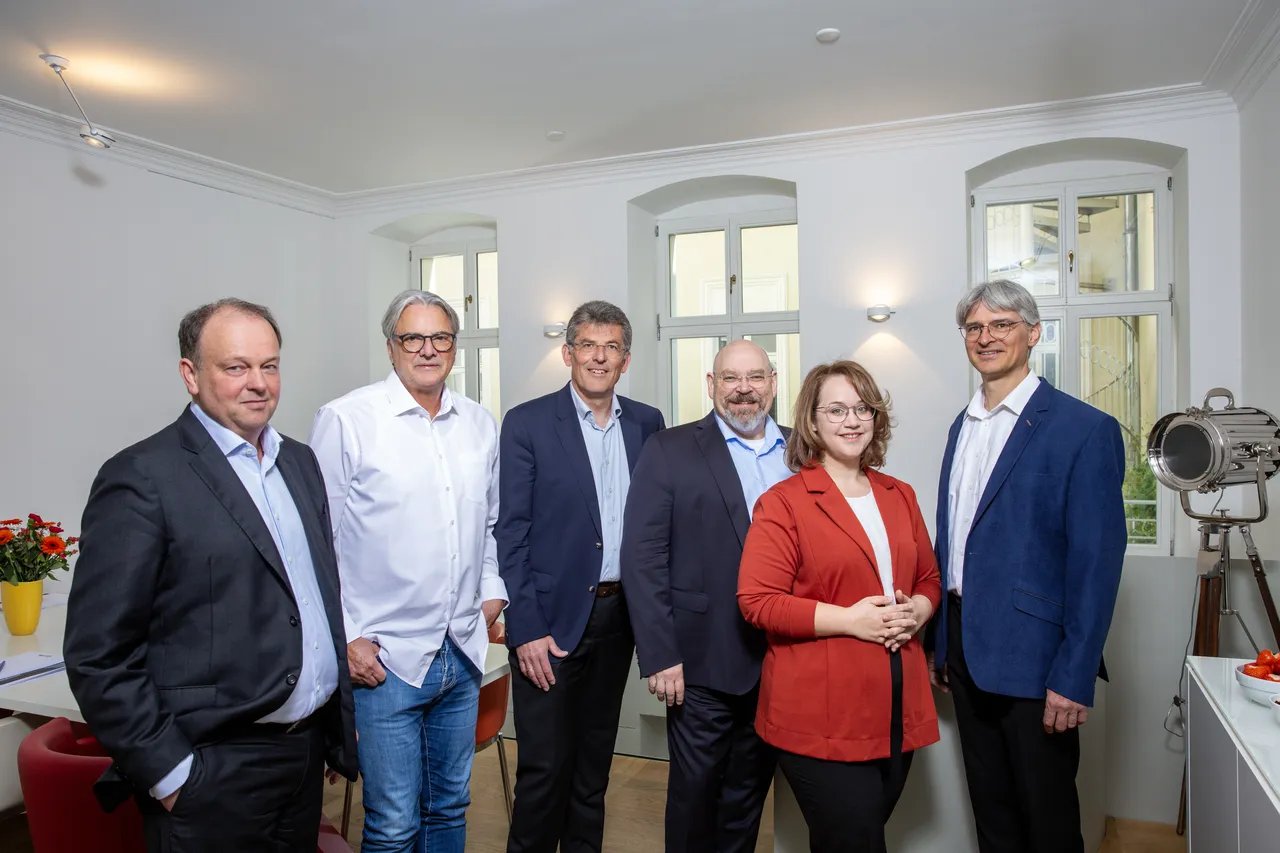Von links nach rechts: Steffen Krause, Geschäftsführer von NULLCOZWEI und von Amicus Private Wealth Verwaltungs GmbH; Friedrich Eschenbaum, Prokurist bei NULLCOZWEI und Geschäftsführer der Praeclarus Invest GmbH; Ralf Filipp, Vorstandsmitglied der PKGeno; Karsten Weber, Vorstandsvorsitzender der PKGeno; Sandra Binder, Spezialistin Finanzen bei NULLCOZWEI, Prokuristin bei Amicus Private Wealth Verwaltungs GmbH; Jens Joachim Urbanek, Ringstiftung, RING-VERWALTUNG eGbR.