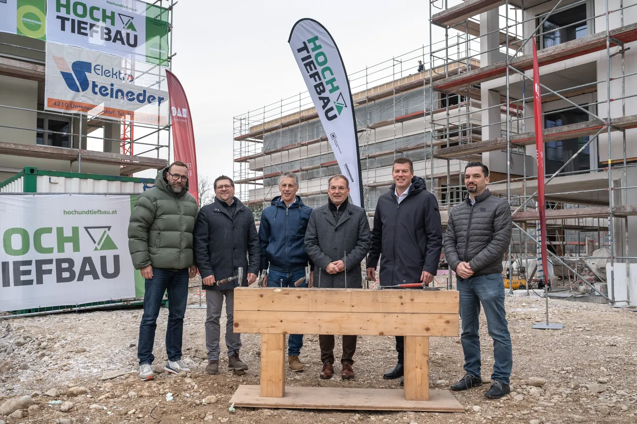 Gleichenfeier am WAG-Neubauprojekt ins Gunskirchen, v.L.n.R.: Philipp
Meyer (Geschäftsführer Hoch und Tiefbau GmbH), Bmst. Johann Amerstorfer
(Geschäftsführer Hoch und Tiefbau GmbH), Christian Renner (Vizebürgermeister
Gunskirchen), Christian Schöffmann (Bürgermeister Gunskirchen), 
Markus Hinterplattner (Geschäftsführer WAG Wohnungsanlagen Gesellschaft
m.b.H.), Markus Schauer (Gemeindevorstand Gunskirchen)
