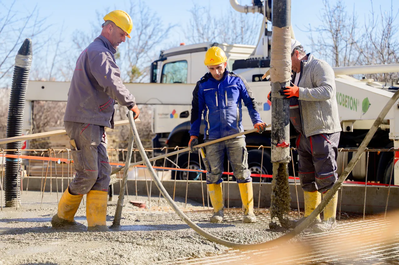 Durch innovative, emissionsarme Betonrezepturen konnten 360 Tonnen CO₂-Äquivalent eingespart werden – das entspricht den Emissionen von rund 3 Mio. PKW Kilometern.