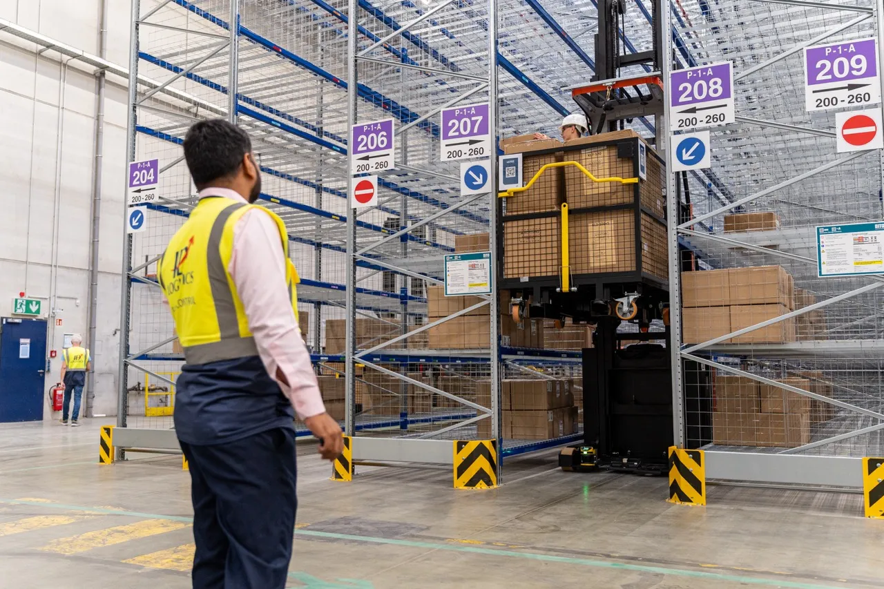 Die Befüllung der Logistikanlage hat begonnen Die Mengen werden nun im Ramp-up schrittweise erhöht.