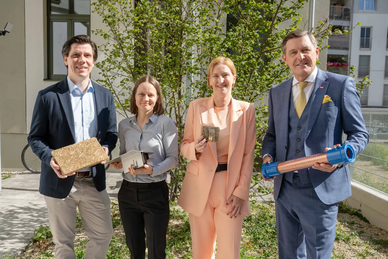 v.r.n.l.: Bernhard Kuhn, Vertretung Eigentümerschaft, Felicitas Wettstein, Projektleiterin, Elke Hanel-Torsch, Stadträtin für Wohnen, Wohnbau, Stadterneuerung und Frauen, und Peter Hanke, Bundesminister für Innovation, Mobilität und Infrastruktur.