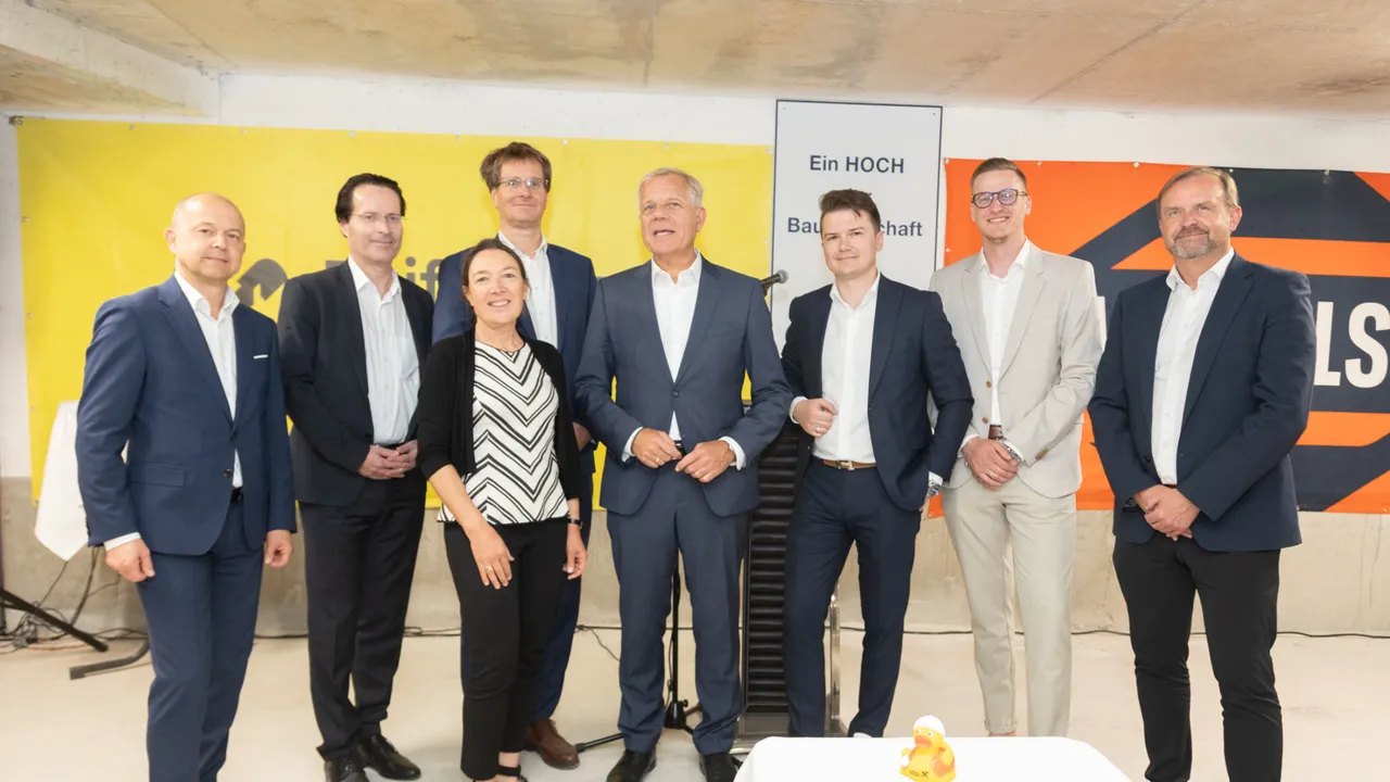 vlnr. Raiffeisen Leasing CRO Christoph Hayden, COO Beat Mungenast, Raiffeisen Wohnbau Geschäftsführung Gerhild Bensch-König und Thomas Hussl, Raiffeisen Leasing CEO Alexander Schmidecker mit Swietelsky Gruppenleiter Danijel Krajina, Bauleiter Stefan Nikolic sowie dem technischen Niederlassungsleiter Christian Pichler