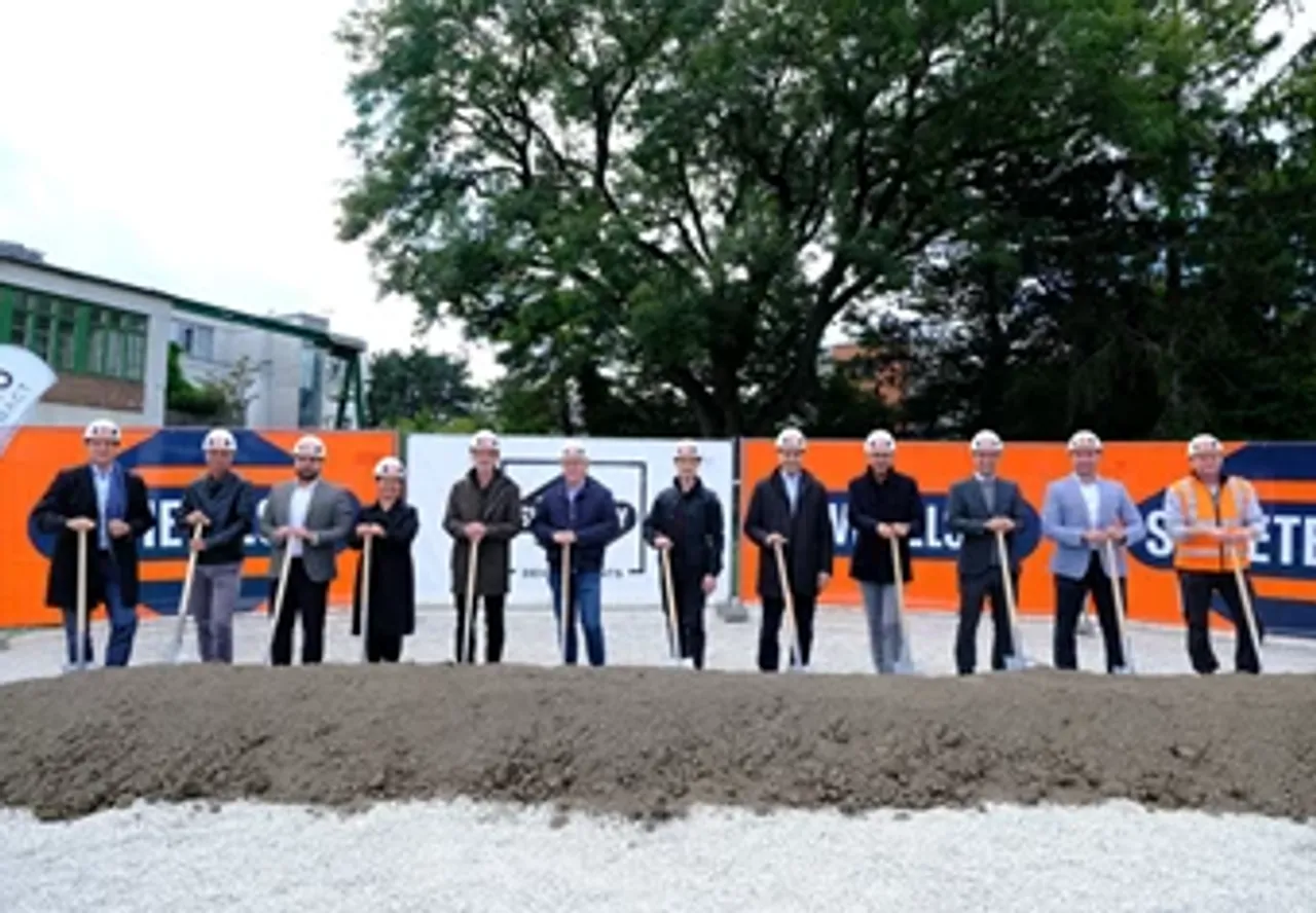 V.l.n.r.: Michael Weiss (F+P Architekten); Tayyib Tetik (Swietelsky AG); Martin Schrehof (F+P Architekten); Ines Lirsch-Toifl (IMMOcontract); Wolfgang Puntigam (Swietelsky Developments); Elmar Danner; Roland Benesch (beide F+P Architekten); Gabriel Harman (Swietelsky Developments); Martin Diesner; Christoph Otzlberger; Sasa Radumilo; Patrick Bierbaum (alle Swietelsky AG)