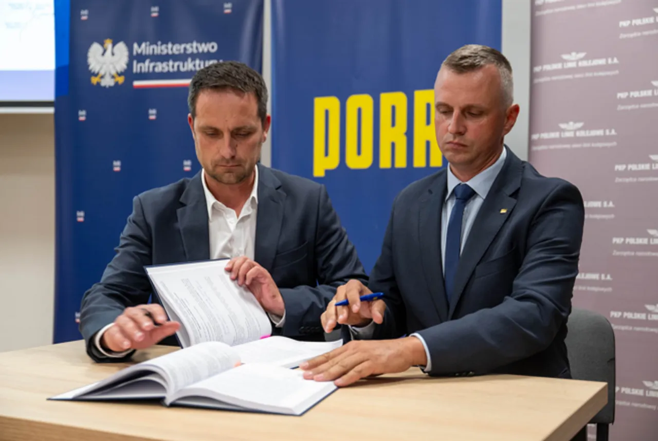 Unterzeichnung des Auftrags für Linie 104 (v.li.): Mateusz Wanat – PKP PLK S.A., Jan Chmiel - PORR S.A.