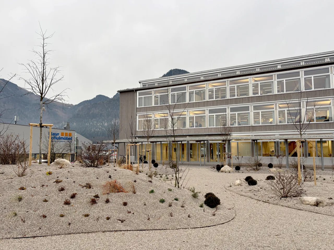 Beim neuen Gebäude achtete Mayr Schulmöbel besonders auf Nachhaltigkeit. Vor wenigen Tagen sind die Mitarbeitenden übersiedelt.