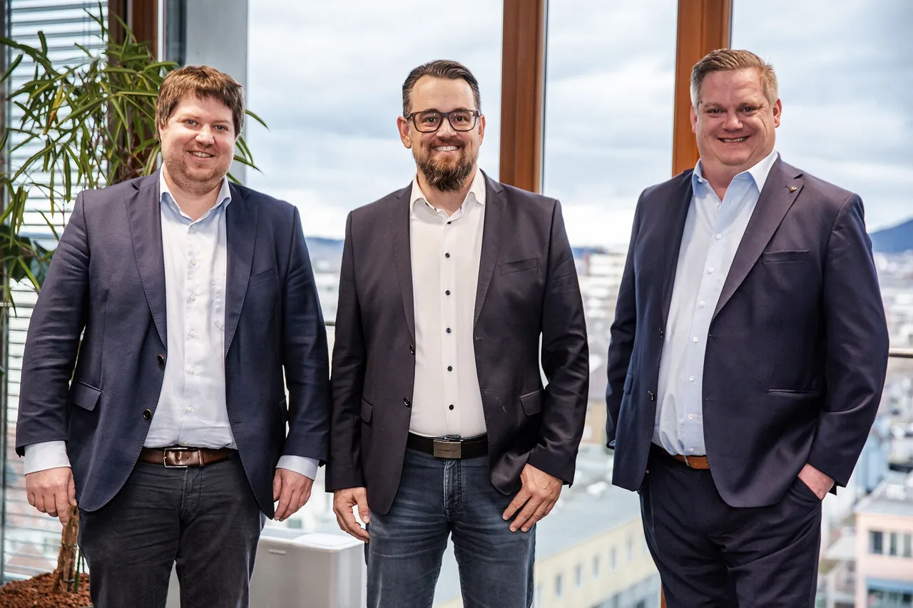 v. l. n. r.: Daniel Leitinger, Geschäftsführer Rhomberg Bau, vplus-Geschäftsführer Bernd Wehinger und OIKOS-Mitgesellschafter Michael Helm bei der Unterschrift des Gesellschaftervertrags für die neue RhOi Beteiligungs GmbH.